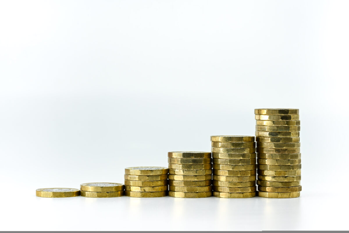 Imagery showing money increase. Creative agency St Luke's has announced that it will provide staff with an entry level wage of £30,000 per year for staff.