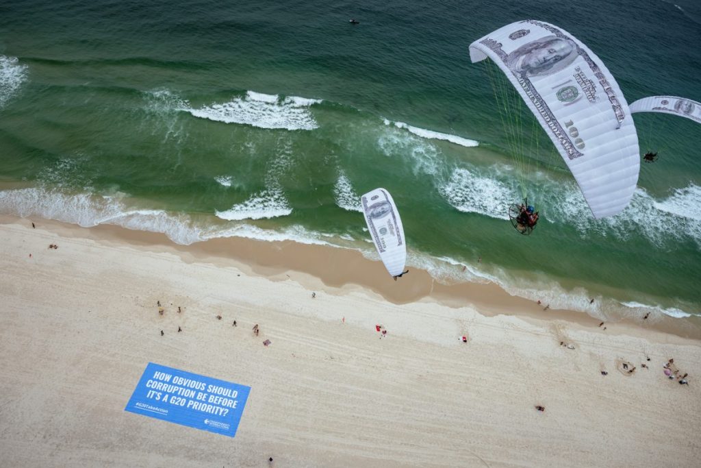 Transparency International has launched paragliders over Rio ahead of the G20 summit this week, in a bid to shine a spotlight on corruption.