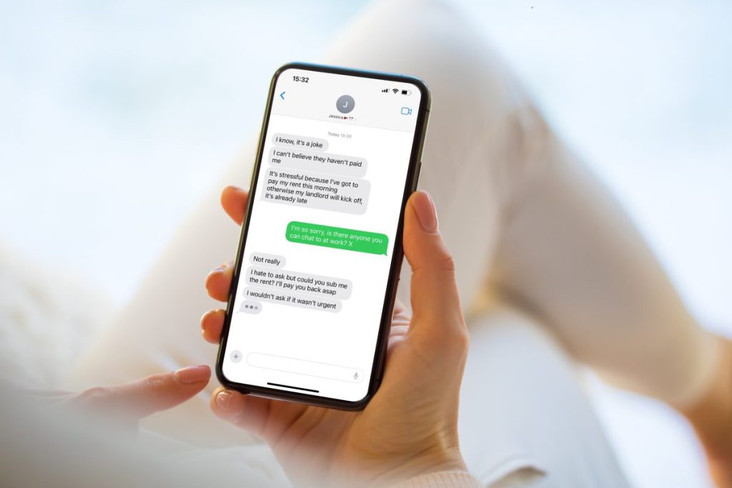 EE is warning against 'unprotected texts' this Valentine's with new figures indicating that as many as 93% of online daters share their personal data.